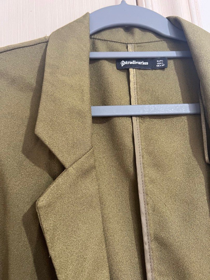 Stradivarius Blazer (L) (Category: Coats, Jackets and Outerwear) located in Las Pinas. Submitted by declutteringstar (Listing ID 1218192179, Image 2). Description: RFS: Migrating.