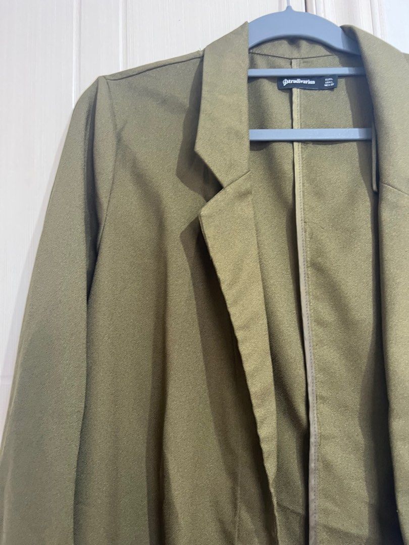 Stradivarius Blazer (L) (Category: Coats, Jackets and Outerwear) located in Las Pinas. Submitted by declutteringstar (Listing ID 1218192179, Image 3). Description: RFS: Migrating.