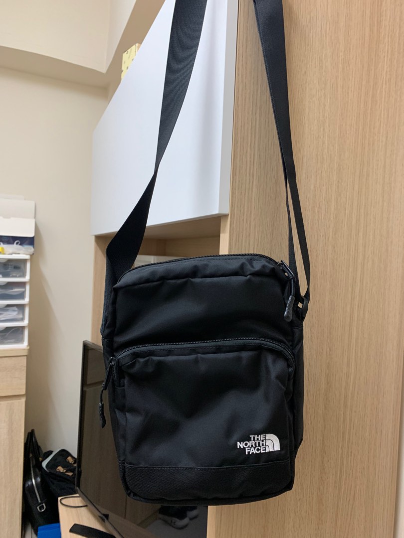The North Face Woodleaf Shoulder bag 袋, 名牌, 手袋及銀包 Carousell