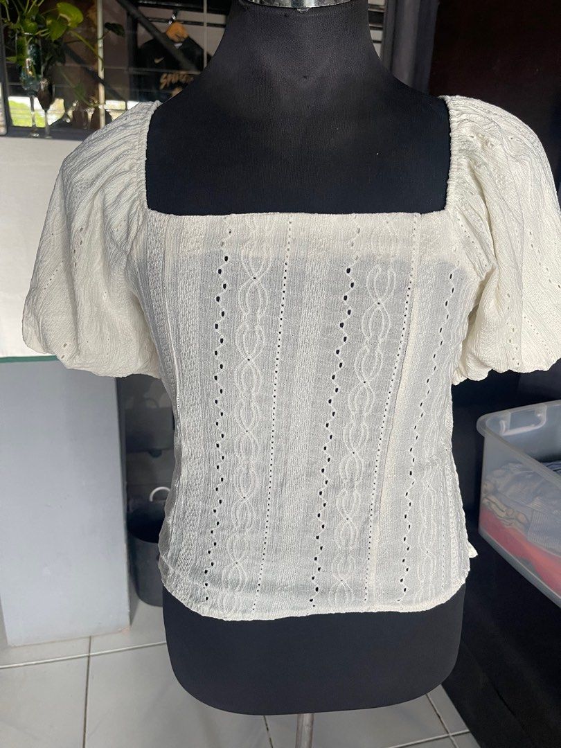 Unbranded puff top (Category: Blouses) located in Liloan. Submitted by thebundlequeen (Listing ID 1218044713, Image 1). Description: > can fit up to Large. Very stretchy. Great for big chested ladies > no return no exchange > pls know your size before making an offer. > ships from cebu province > buy 3 and more items and sf is on me. > decluttering.