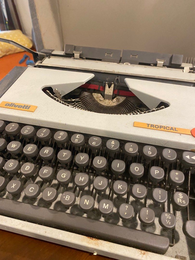 Vintage Olivetti Tropical Typewriter, Hobbies & Toys ...