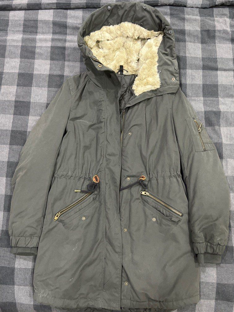 Winter Jacket (Category: Coats, Jackets and Outerwear) located in Singapore. Submitted by daisiesforauds (Listing ID 1218155618, Image 1). Description: Winter coat with hood Not worn before EUR36 / US6 By meet ups! .