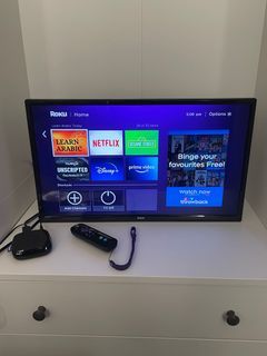 WORKING TV WITH ROKU & REMOTE