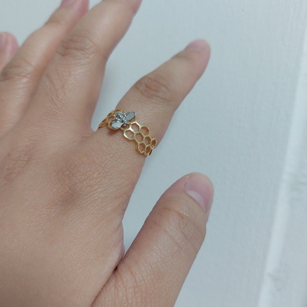 18K Two Tone Gold Bee and the Hive Ring (Category: Rings) located in Cavite. Submitted by itscaja (Listing ID 1219751268, Image 2). Description: personal collection 18K Gold Pawnable - brand new and onhand bee and the hive ring 1.9g size 7.5 I sell it per piece, not per gram. This is from my collection. *Fixed price.