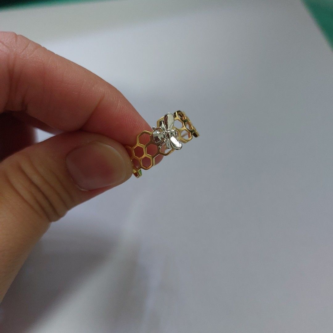 18K Two Tone Gold Bee and the Hive Ring (Category: Rings) located in Cavite. Submitted by itscaja (Listing ID 1219751268, Image 3). Description: personal collection 18K Gold Pawnable - brand new and onhand bee and the hive ring 1.9g size 7.5 I sell it per piece, not per gram. This is from my collection. *Fixed price.