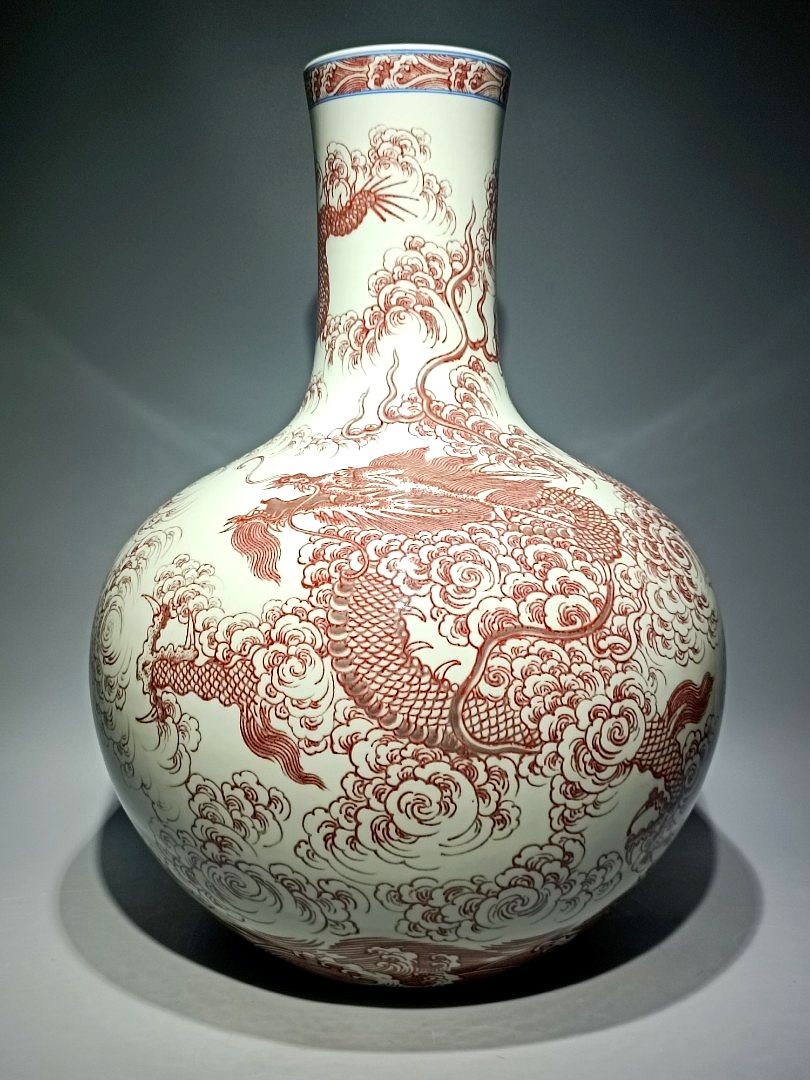 古董瓷器收藏：清乾隆款釉裡紅雲中龍纹天球瓶（頂級本朝傳辦瓷重 