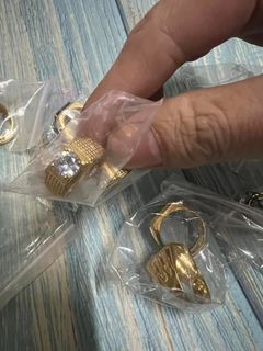 電鍍黃金沙金戒指 可調整開口 總共2.3款 每一款250元 含盒子+精美提袋  綠寶石的 男款 其他款式 都是開口可調節的 像花的 就是女款