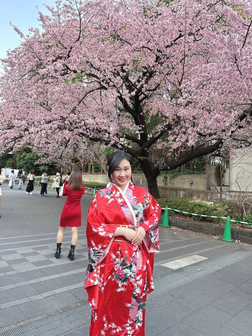 日本正紅色和服浴衣含腰帶含白襪子跟木屐, 她的時尚, 連身裙& 套裝