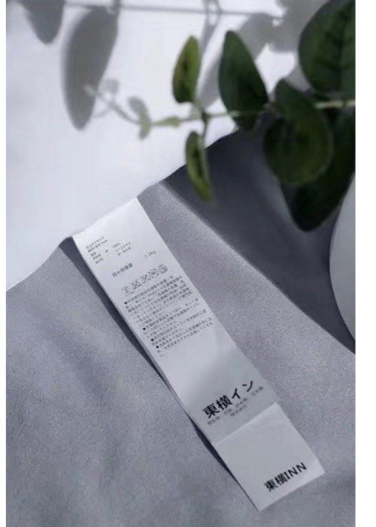 出口款星級酒店枕 ~ Hotel pilliow （分類：床架及床褥）位於 Hong Kong。 由 infinity_space 提交（商品編號 1214325300，圖片 3）。簡介： 出口款星級酒店枕， 本款酒店枕為出口日本5星級酒店 東橫酒店枕， 質量有保證 超蓬鬆羽絲絨填充， 飽滿舒服， 透氣度佳， 承托力充足 ， 非一般的酒店枕 枕頭尺寸:68x40x19cm (手工測量+-2cm) $199/個 凡購買床褥換購價 $130/2個 門市有現貨 門市地址：觀塘鴻圖道42號華寶中心18樓1室 營業時間：星期一至五12:00-19:00 星期六12:00-17:30 （星期日及假期休息） Infinity space 旋轉網址:carousell.com/infinity_space 本店有強大售前及售後跟進服務~專人為您一對一跟進銷售及貨品查詢問題，落單及售後跟進請whatsapp infinity space 68913481 ~ 。