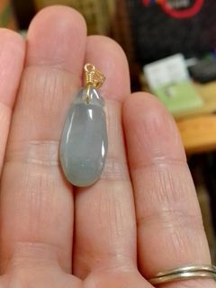 新品💐天然翡翠A，冰種福瓜墬子（14k鍍金墬頭)，🎁贈鍍金鏈子。）照片無打光，無優化，用兩光手機拍的。)為表達真實物況，不用特殊鏡頭拍照。實品比照片美👍品質優，賠售。