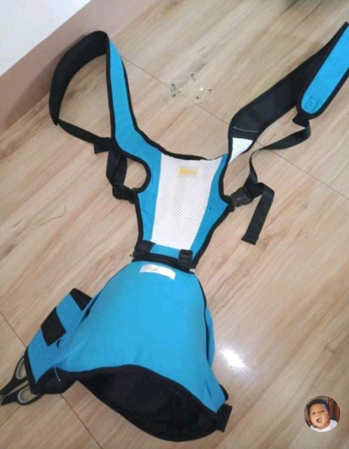 Baby body carrier with hip seat. 0 to 36 months, Babies & Kids, Going