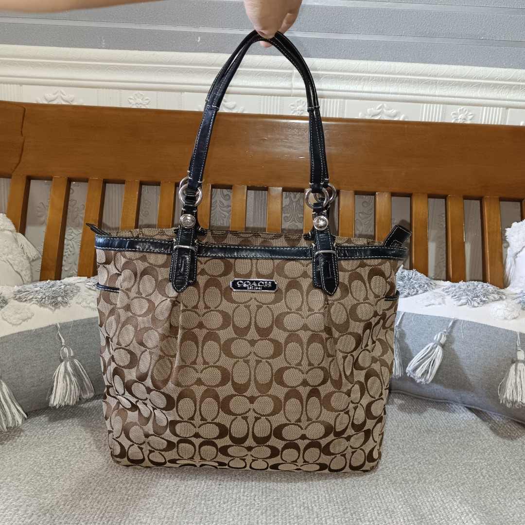 COACH PARK METRO SIGNATURE TOTE, Luxury, Bags & Wallets on Carousell