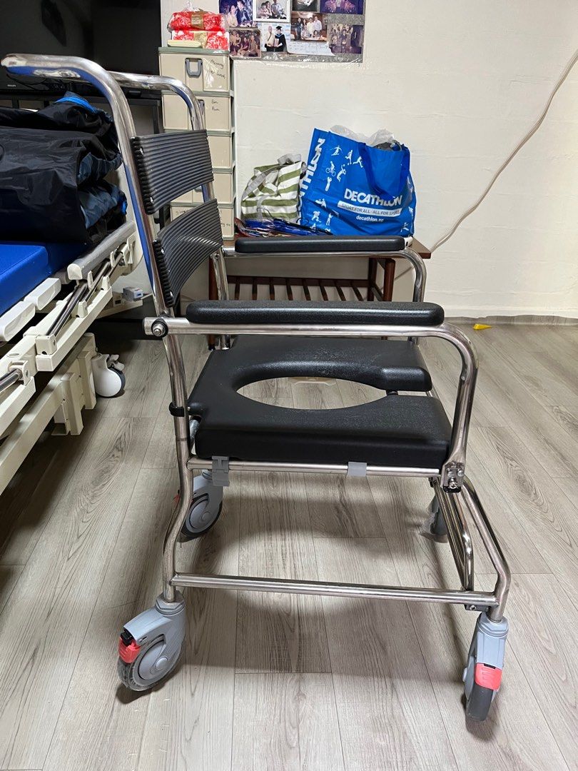 Commode (Category: Other Assistive Aids) located in Singapore. Submitted by babypooh7 (Listing ID 1219772001, Image 3). Description: Lightly used commode. Bought less than half a year..