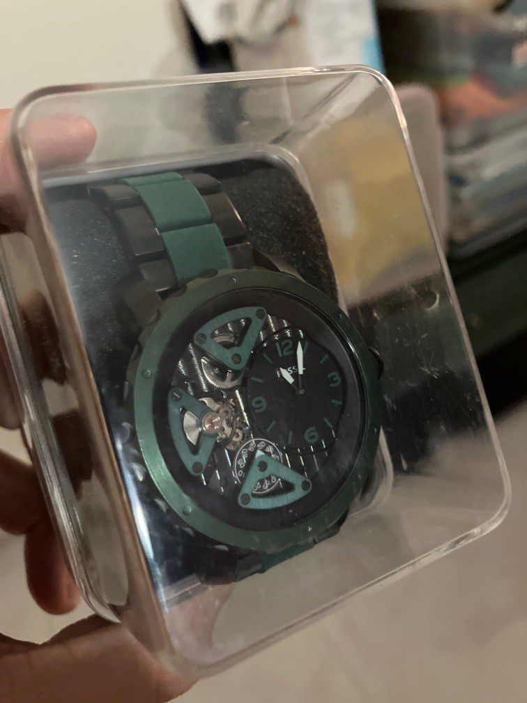 Fossil automatic (Category: Watches) located in Singapore. Submitted by wiiiii (Listing ID 1219788320, Image 1). Description: Very good condition grab it fast! Automatic , no battery needed!.