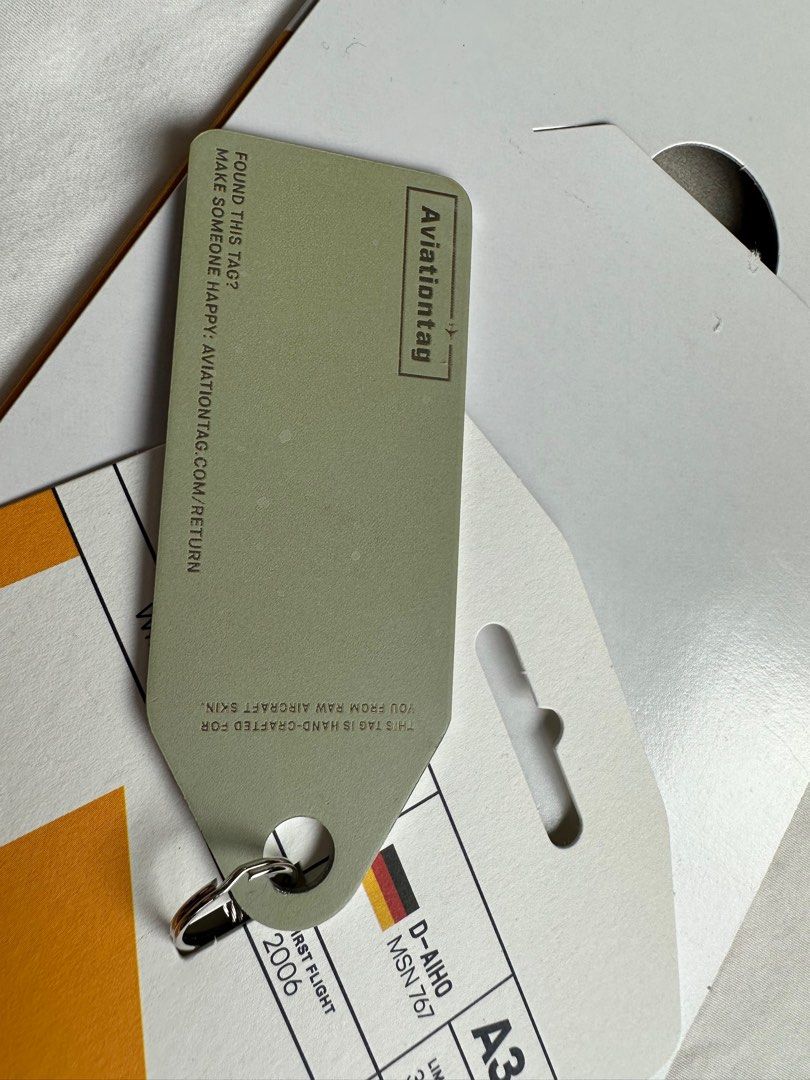 Lufthansa A340-600 Aviationtag original aircraft skin keychain