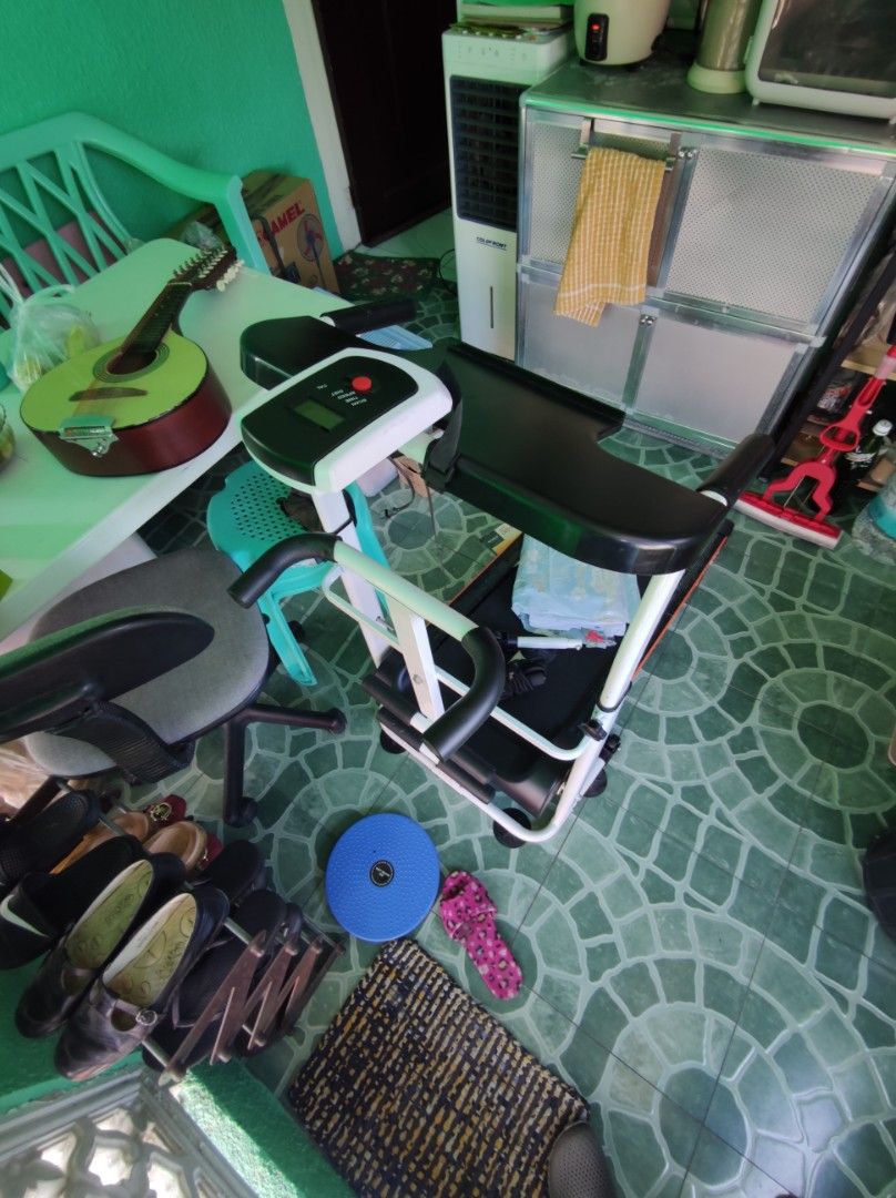Manuan treadmill 3 in 1 (Category: Cardio & Fitness Machines) located in Cavite. Submitted by argeteherbert03 (Listing ID 1219924032, Image 2). Description: ilang beses lang nagamit kya halos makinis pa konting linis lang.