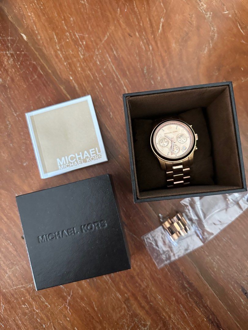 Michael Kors Runaway Rose Gold Watch (Category: Women's Watches) located in Quezon City. Submitted by jizooo (Listing ID 1219763631, Image 2). Description: Authentic Michael Kors Runaway Rose Gold Watch With Box With Manual Complete Chain Links Slight discoloration.