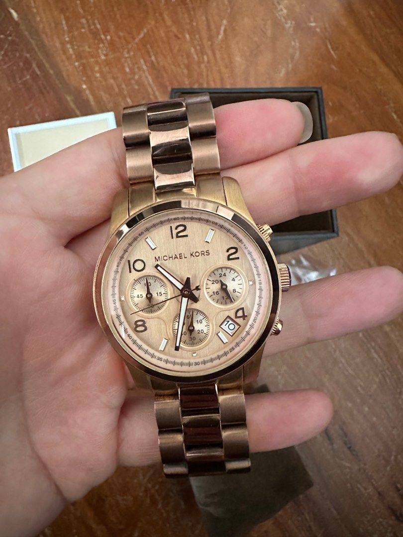 Michael Kors Runaway Rose Gold Watch (Category: Women's Watches) located in Quezon City. Submitted by jizooo (Listing ID 1219763631, Image 3). Description: Authentic Michael Kors Runaway Rose Gold Watch With Box With Manual Complete Chain Links Slight discoloration.