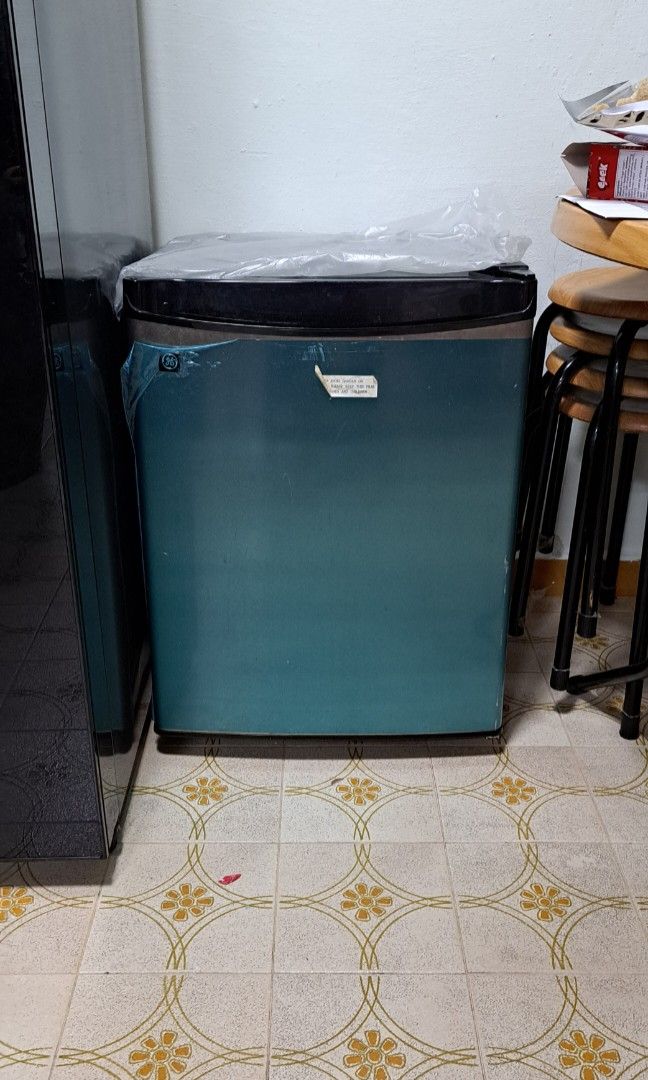 Mini fridge and freezer, TV & Home Appliances, Kitchen Appliances