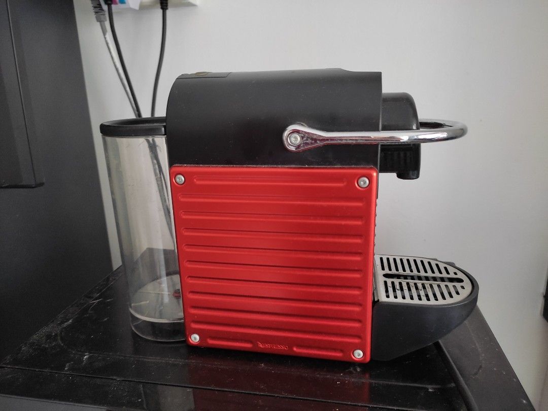 Nespresso Coffee Machine..type C60, TV & Home Appliances, Kitchen