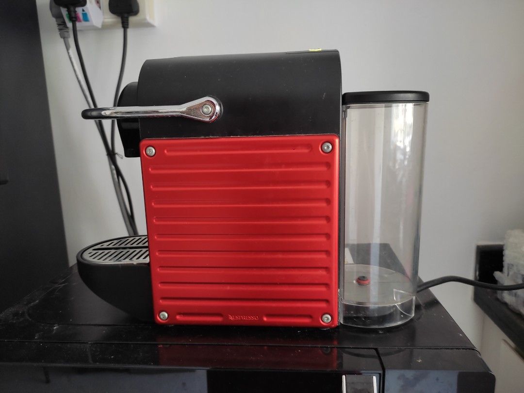 Nespresso Coffee Machine..type C60, TV & Home Appliances, Kitchen