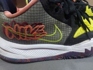 Nike Kyrie Low 4 Basketball Shoes size 9.5 Mens US (Read Description)