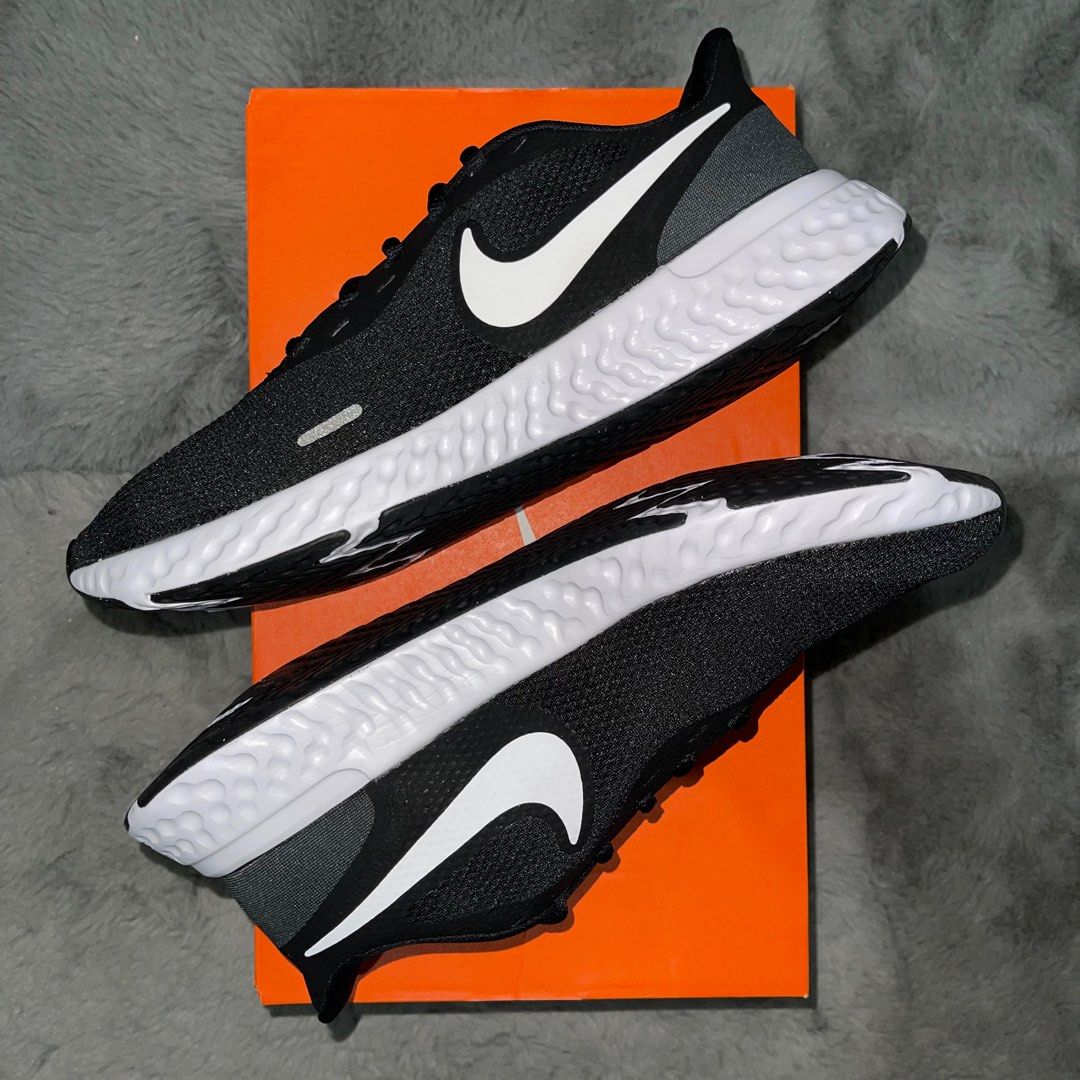 Nike Revolution 5 size 9us mens Men s Fashion Footwear