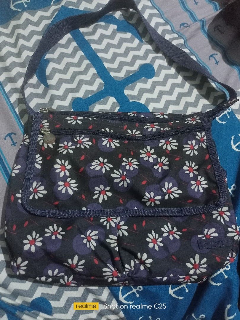 Nine west bag (Category: Shoulder Bags) located in Caloocan City. Submitted by PrettyPrincess10 (Listing ID 1219924666, Image 1). Description: nine west bag like new kilikili bag design : floral price negotiable dm lang po 📌👜👜👜👜📌 thanks.