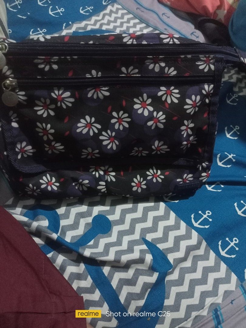 Nine west bag (Category: Shoulder Bags) located in Caloocan City. Submitted by PrettyPrincess10 (Listing ID 1219924666, Image 3). Description: nine west bag like new kilikili bag design : floral price negotiable dm lang po 📌👜👜👜👜📌 thanks.