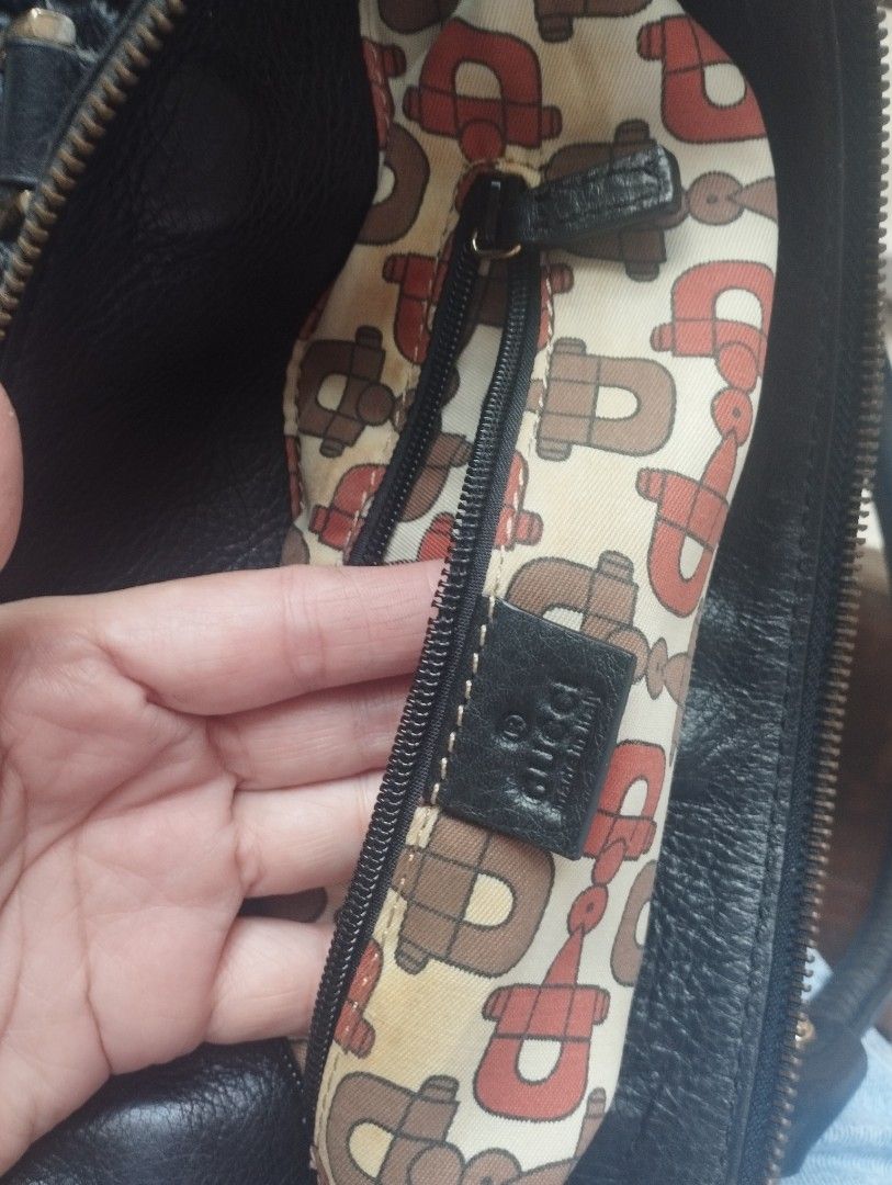 Preloved (Category: Luxury Bags & Wallets) located in Quezon City. Submitted by imleiyhear78249 (Listing ID 1219825035, Image 3). Description: ganda pa ng leather as in kala mo bago,yng mga metal lang nya medyo nag tarnish.