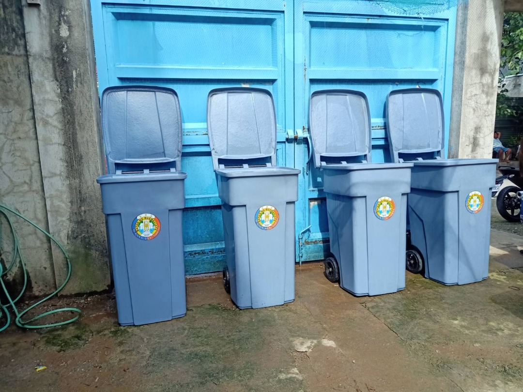 rolling trash bin, Furniture & Home Living, Cleaning & Homecare