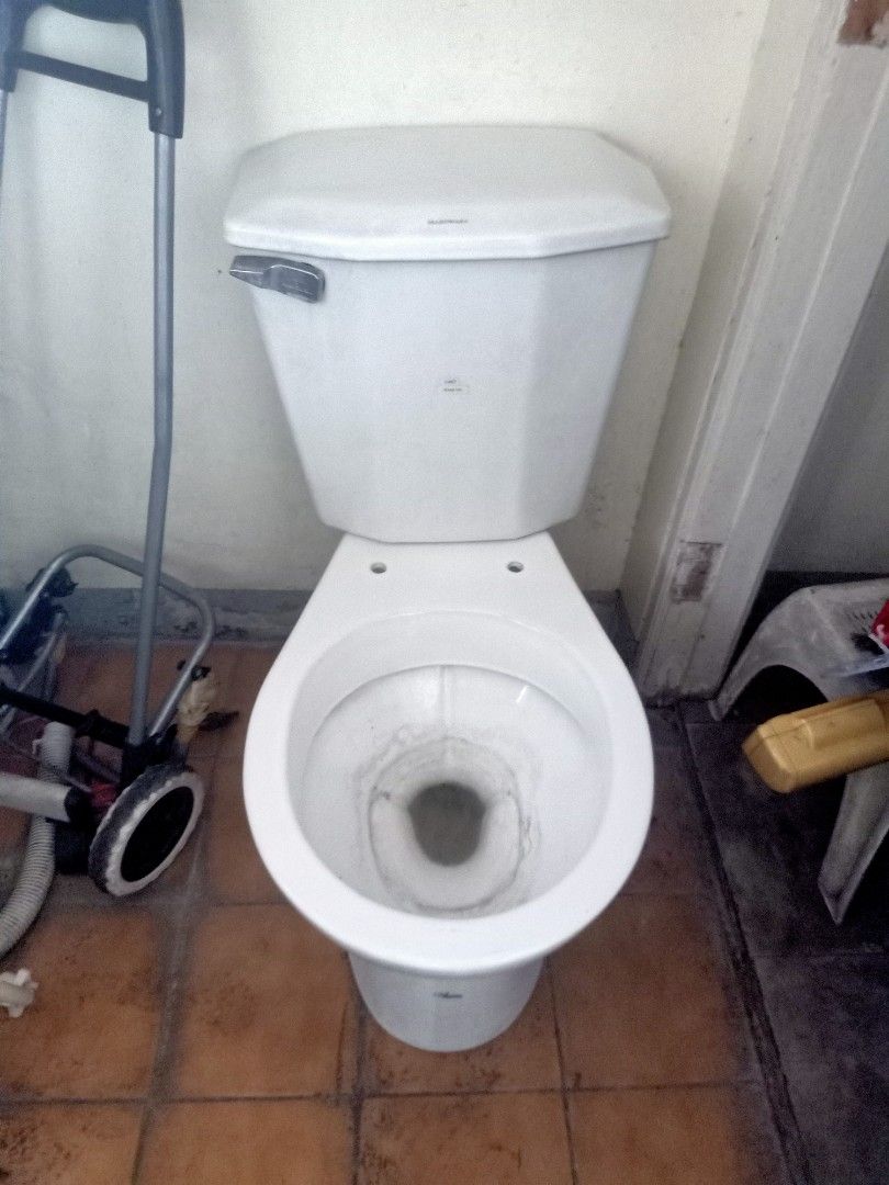 Toilet and toilet tank set on Carousell