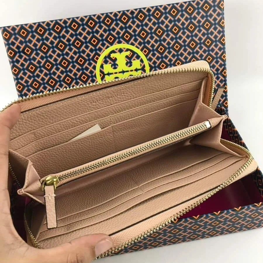 Tory Burch long wallet (Category: Wallets & Card holders) located in Manila. Submitted by gff.daily_flower (Listing ID 1219854866, Image 3). Description: with tag box and paperbag.