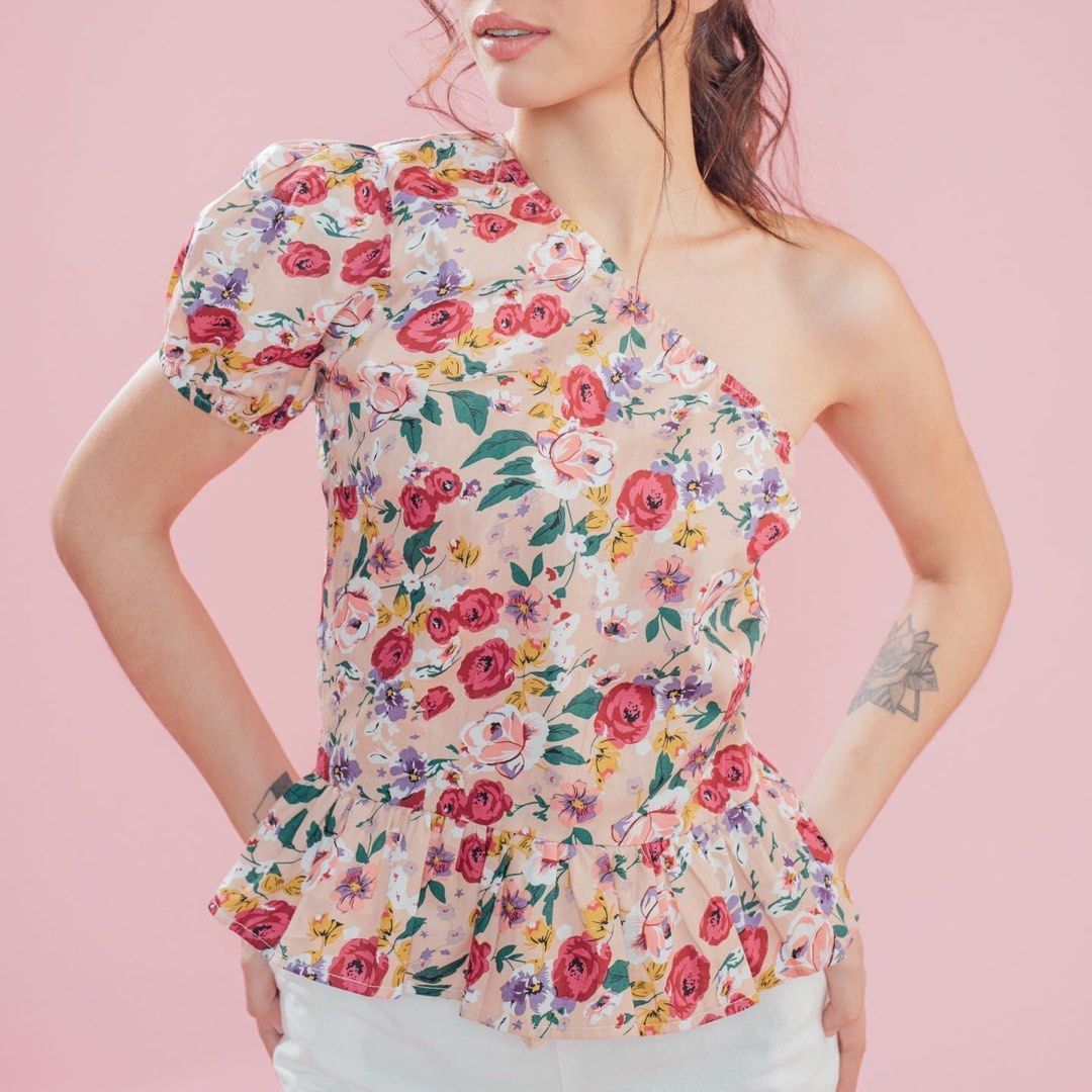 Twill Cavern Cara top- florals (Category: Blouses) located in Manila. Submitted by ktdeclutters (Listing ID 1219085843, Image 1). Description: Cara one shoulder top in florals beand new & never worn (lost tag na) Size M fits bust 32-34, waist-27-28 ——-super pretty nito 😭 last price posted Bought at 700 last 2022.