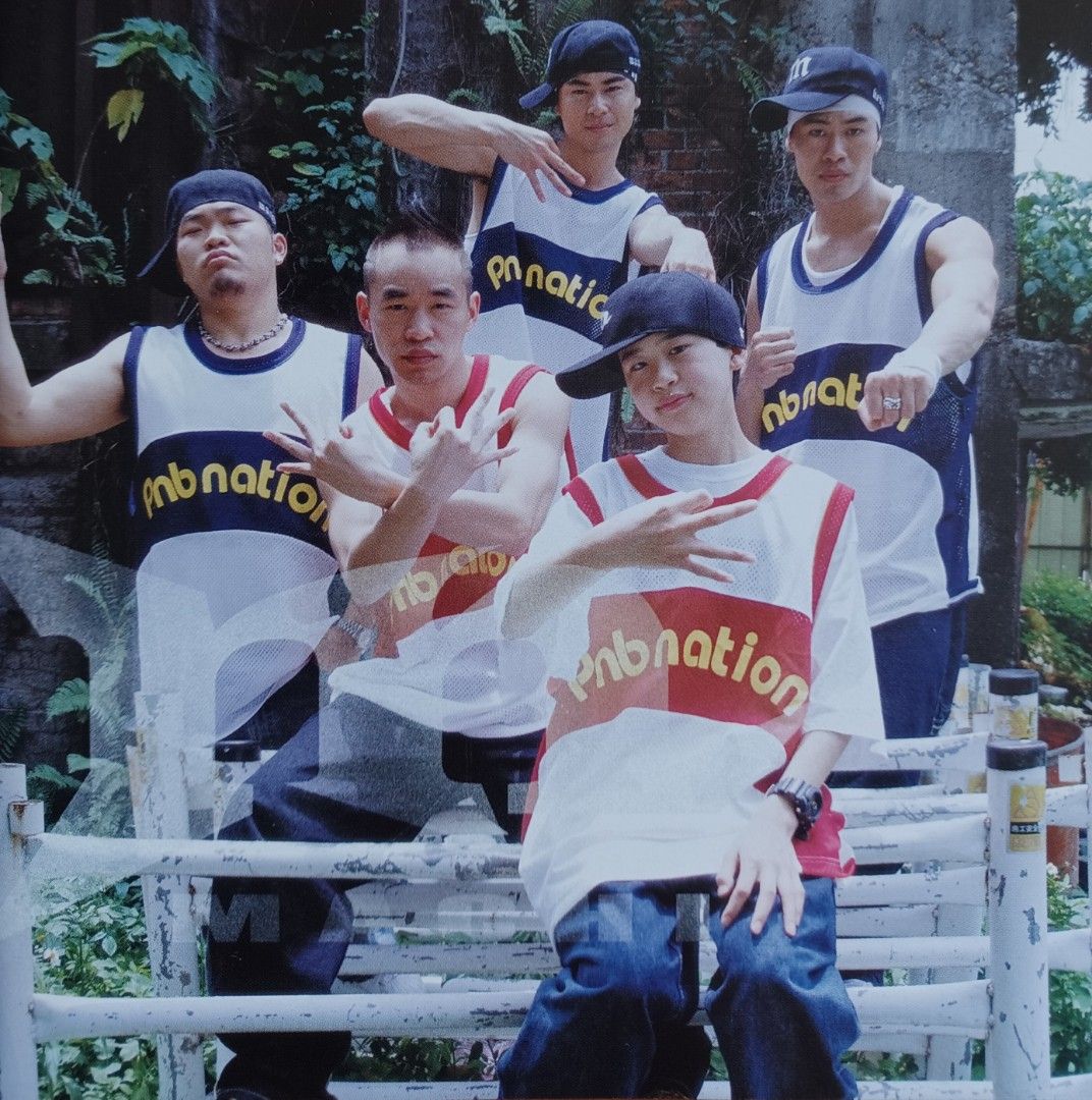 黃立成& MACHI 麻吉幫🍀台灣麻吉跟你自由嘻哈🍀Jump 2003+麻吉(KALA隨意自由RAP...)/麻吉弟弟MV/麻吉 高雄慶功PARTY演唱會精彩實錄🍀麻吉限量加值版🍀最愛/91 1/我是為你活/麻吉& Jump 2003(Kala)/Jump, Work It  !!!/麻吉(Remix)/台灣之子(Remix)🍀🍀台版