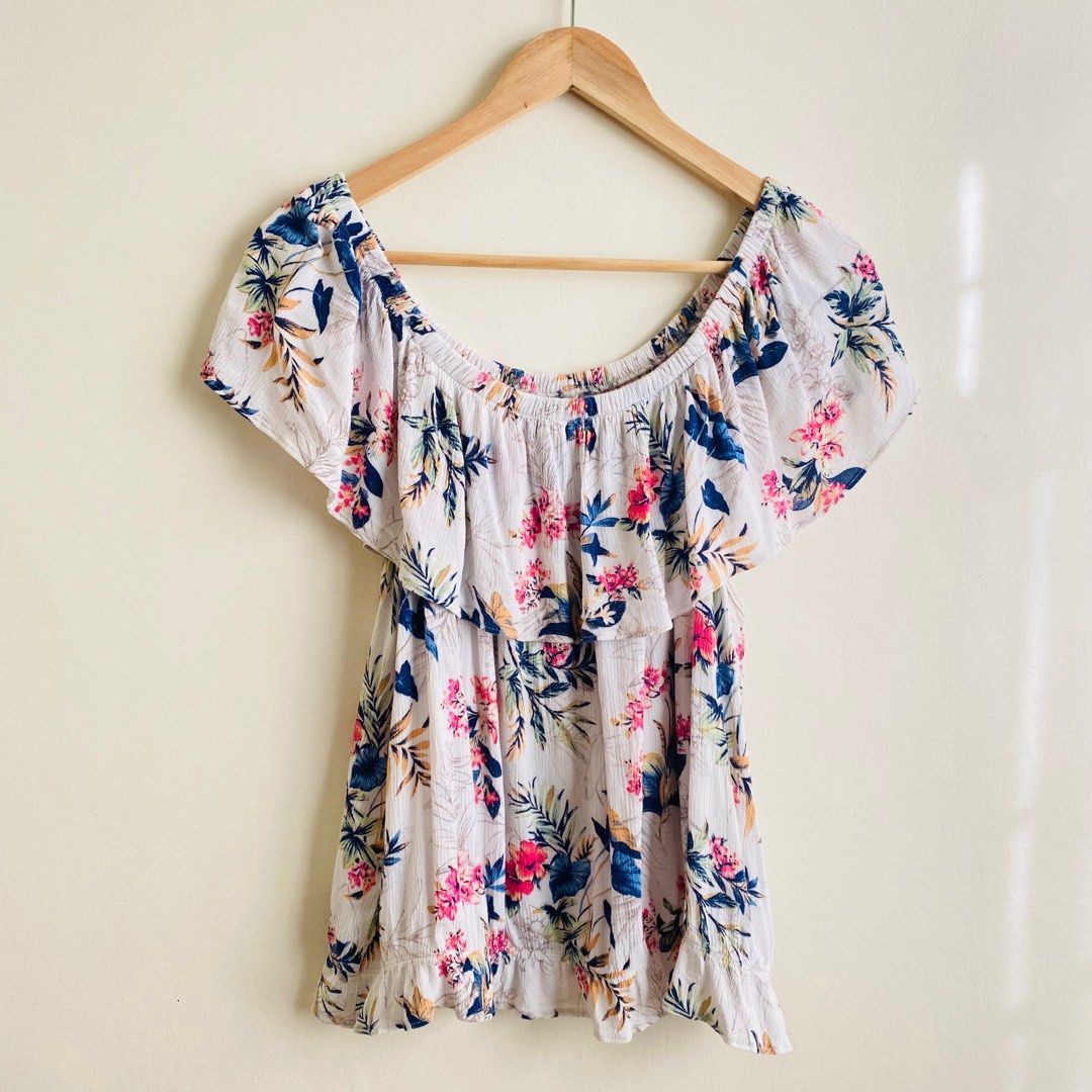 American eagle off best sale the shoulder floral top