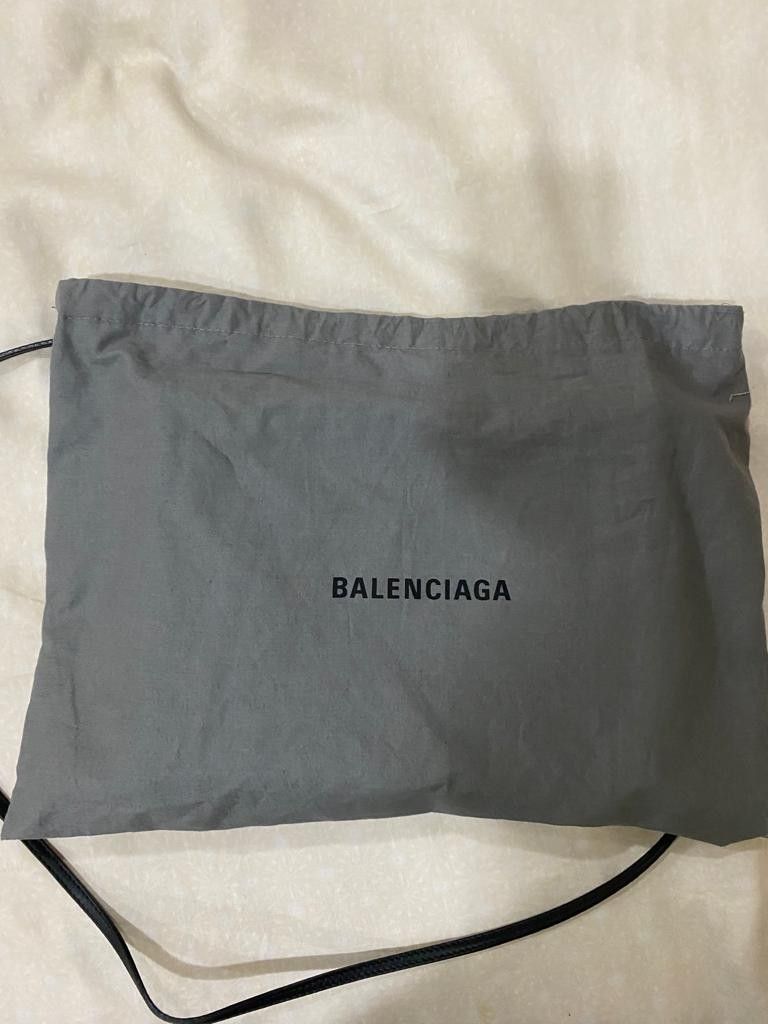 Navy discount pochette balenciaga