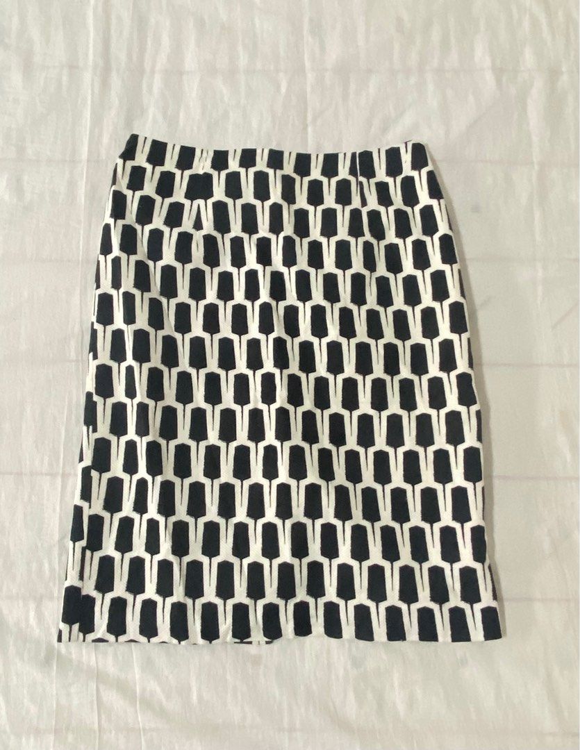 Beautiful Printed Pencil Skirt Medium (Category: Skirts) located in Paranaque City. Submitted by buttonbabies (Listing ID 1219929895, Image 1). Description: Decluttering my closet. Stored in a smoke-free home. Fits medium. No brand. Tailor made..