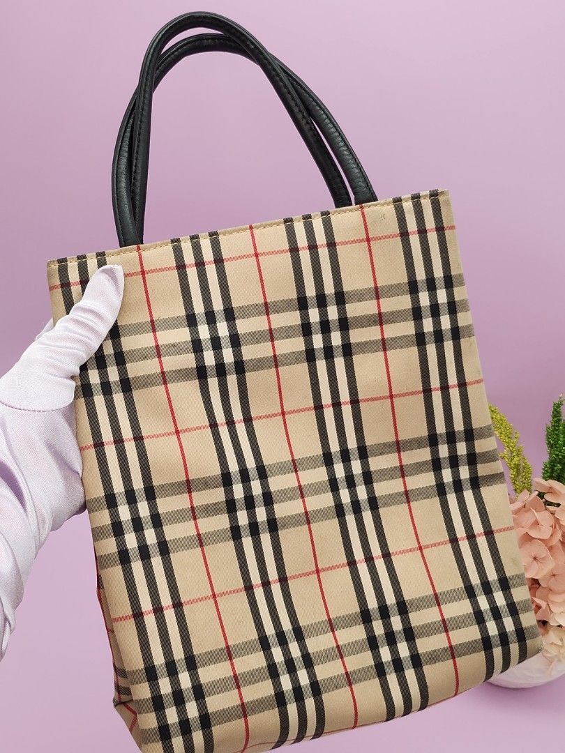Palugi Sale❗️ BURBERRY NOVA CHECK HAND BAG (Category: Luxury Bags & Wallets) located in San Fernando. Submitted by MillesimeCollection (Listing ID 1220043972, Image 2). Description: BB~ MINI NOVA CHECK HAND BAG 𝘙𝘈𝘕𝘒 8/10 ₱ 5,500.00 𝐅𝐑𝐄𝐄 𝐒𝐇𝐈𝐏𝐏𝐈𝐍𝐆 𝐏𝐇! Description: Minimal dirt on canvass Can be washed.