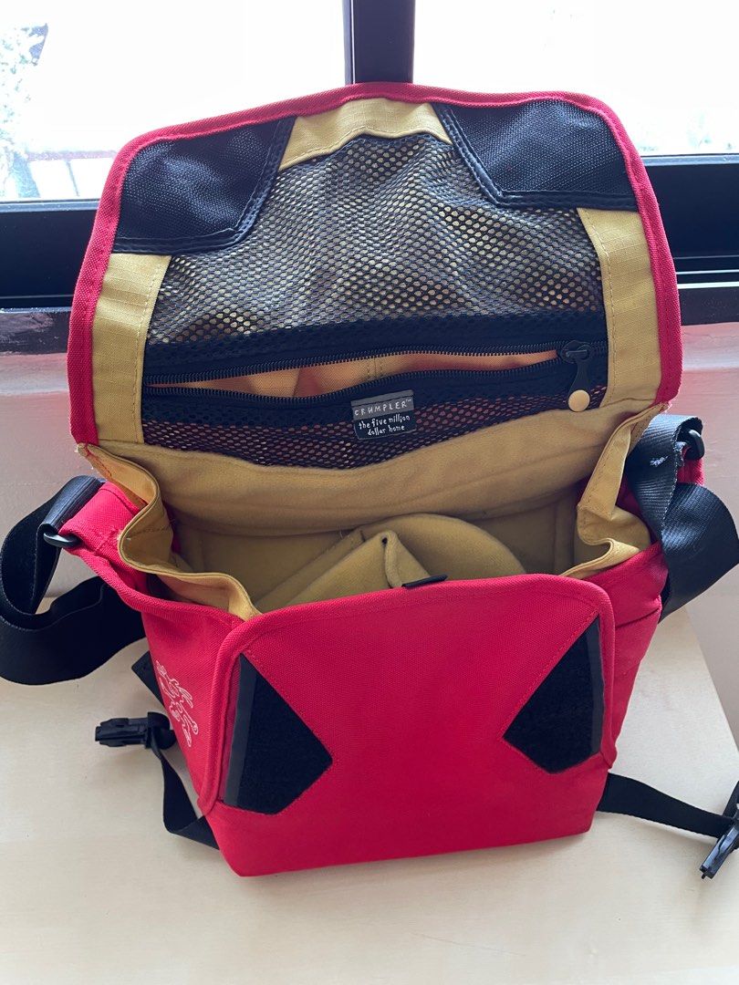 Camera bag (Category: Camera Bags & Carriers) located in Singapore. Submitted by junestores (Listing ID 1220004526, Image 3). Description: Beautiful camera bag , well kept and in excellent condition..