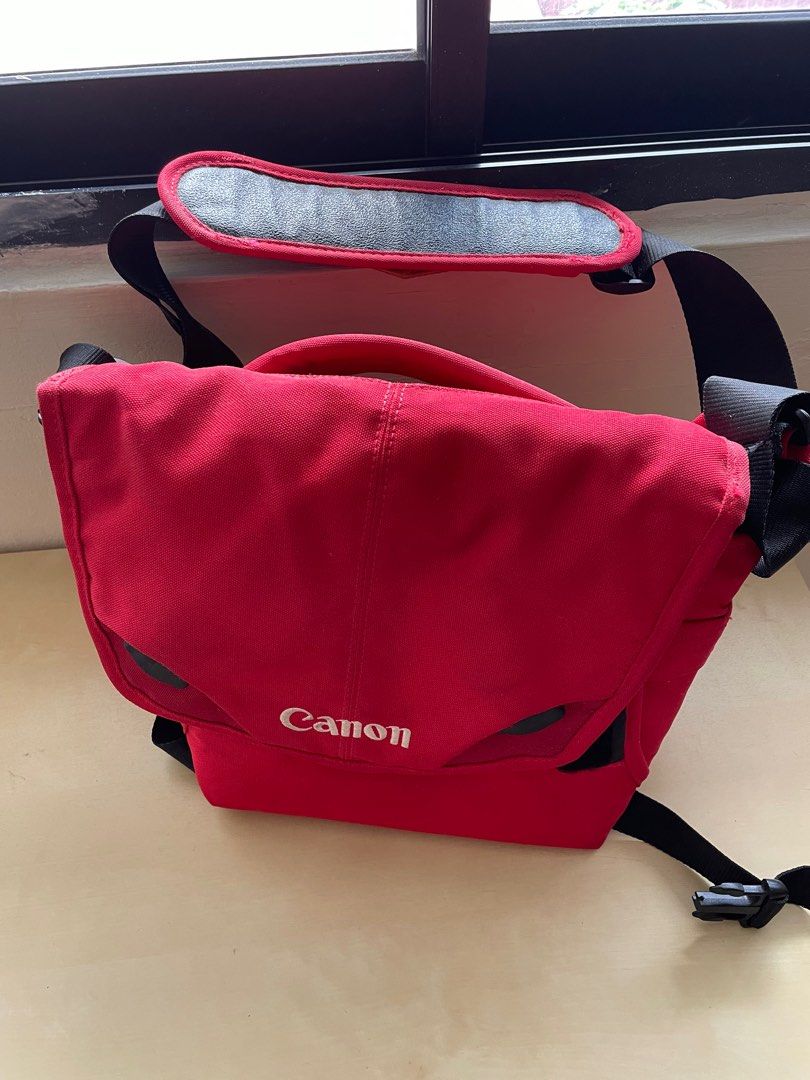 Camera bag (Category: Camera Bags & Carriers) located in Singapore. Submitted by junestores (Listing ID 1220004526, Image 2). Description: Beautiful camera bag , well kept and in excellent condition..