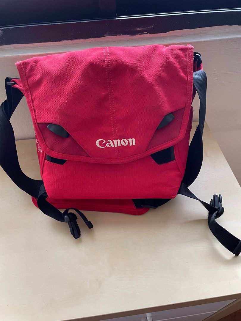 Camera bag (Category: Camera Bags & Carriers) located in Singapore. Submitted by junestores (Listing ID 1220004526, Image 1). Description: Beautiful camera bag , well kept and in excellent condition..