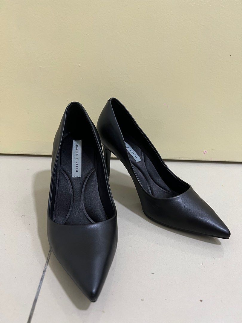 Charles and keith black pumps top