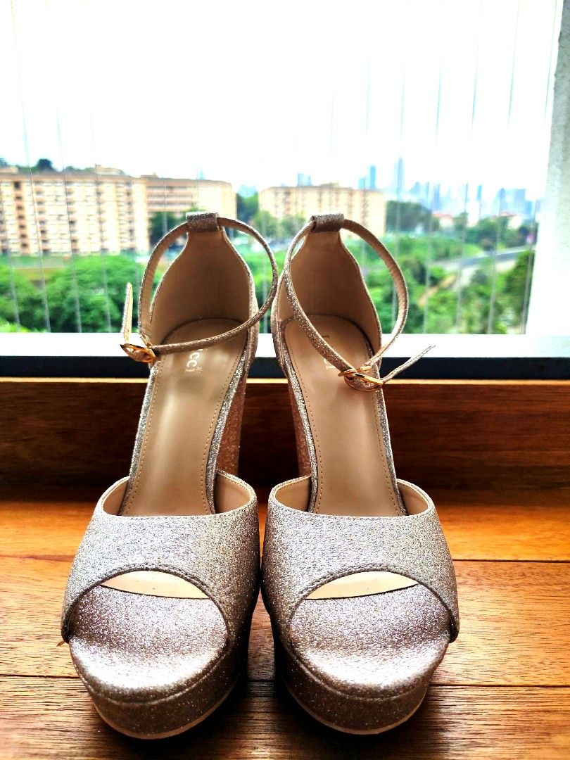 Ladies gold shoes size 6 hotsell