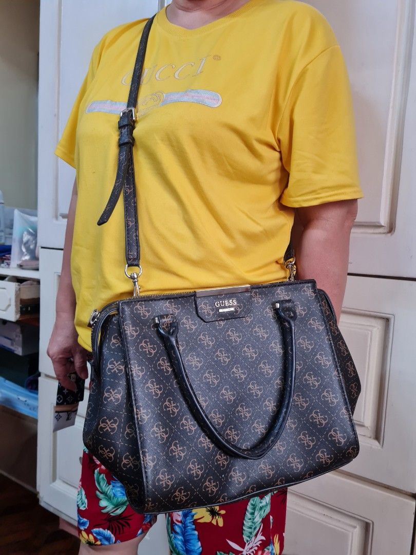 Guess Authentic Sling Bag (Category: Luxury Bags & Wallets) located in Quezon City. Submitted by Ley97 (Listing ID 1219987910, Image 3). Description: no damages preloved original price is negotiable rfs: badly need funds MOD: LBC/ LALAMOVE/ GRAB /GOGOEXPRESS can do shopee checkout.