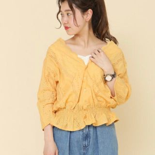 日牌Kastane橘黃色不修邊V領縮腰雕花上衣