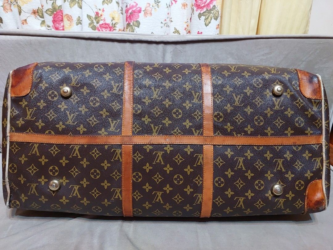 Lv traveling Bag (Category: Luxury Bags & Wallets) located in Cavite. Submitted by mikascollections (Listing ID 1219977584, Image 2). Description: Traveling Bag Medyo pagod na si Lv mga sesh Pls. See.pics nalang for details Pero taga California ang dating may ari Bahala na kayo humusga 🤣 Pag ito bag mo besh magtravel SHALLA ka besh 😃.