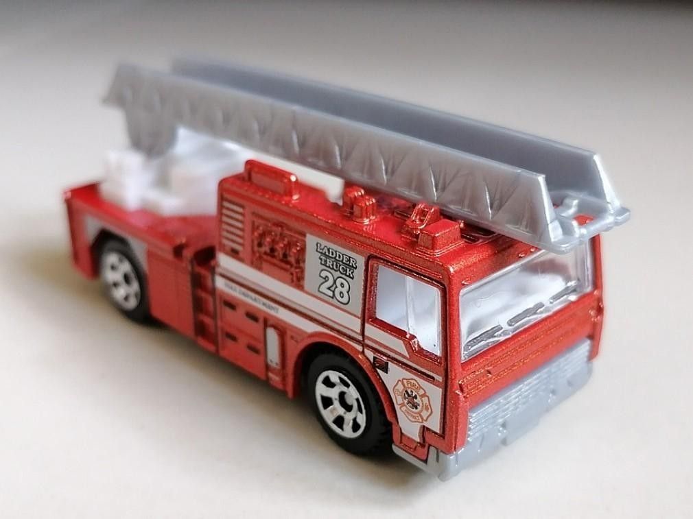 Matchbox County Rescue Flame Tamer 5/6 - Die-Cast Toy Car With Flashing Light