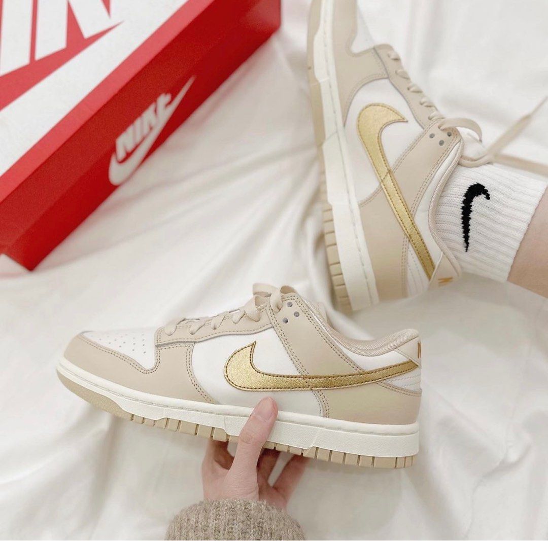 Gold dunks discount