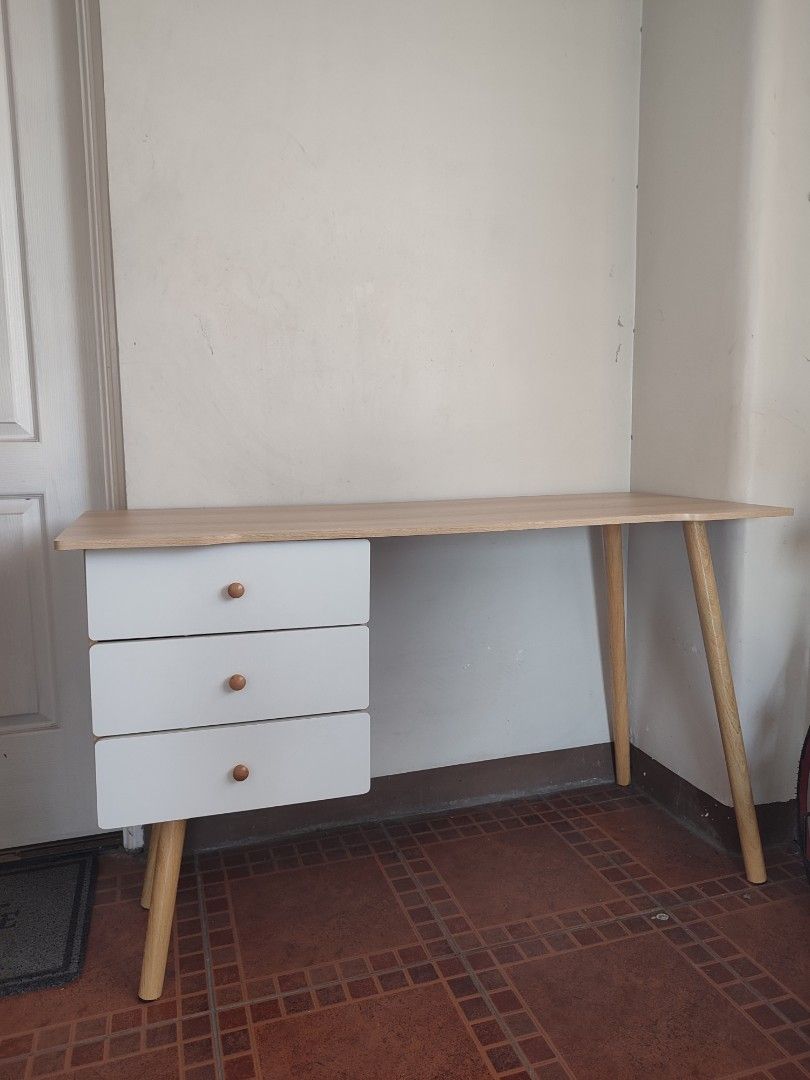 Study desk (assembled) on Carousell